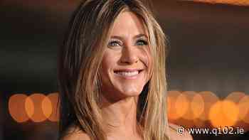 Friends star Jennifer Aniston 'drops baby bombshell news' - Q102