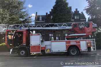 Dakmaterialen smeulen aan woning