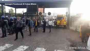 Pioltello, la polizia sgombera un picchetto di lavoratori davanti all'Esselunga - Italia - Agenzia ANSA