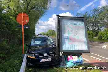 Automobilist wordt onwel en botst tegen reclamezuil