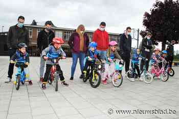 Kleuters krijgen snelcursus fietsen - Het Nieuwsblad