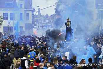Honderden Club Brugge-supporters geven hun kampioenen blauw-zwart welkom in straten van Brugge