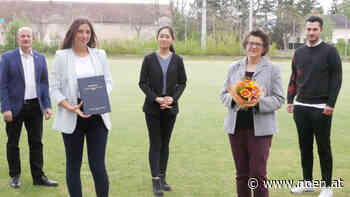 HAK Neunkirchen - Vor Matura: Diplomarbeit übergeben - NÖN.at