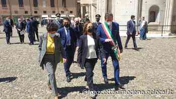 Modena, anche il ministro Lamorgese visita la città e promette rinforzi di polizia: 45 agenti - La Gazzetta di Modena