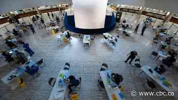 Over 2,500 doses of COVID-19 vaccine issued at pop-up clinic held at Toronto city hall