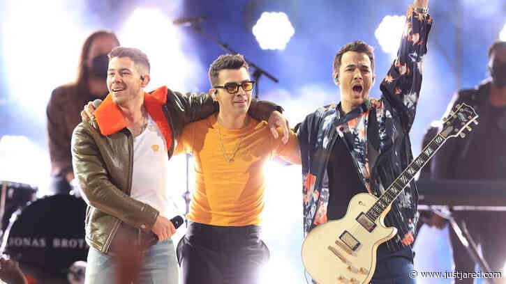 Jonas Brothers Close Out BBMAs 2021, Debut New Single During Their Performance!