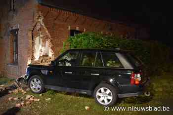 Auto boort zich in woning: bestuurder pleegt vluchtmisdrijf