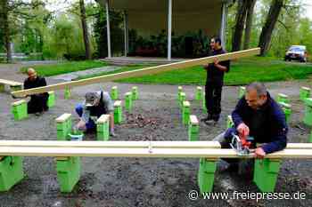 Vorm Pavillon im Park werden Bänke saniert - Freie Presse
