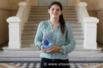 Twee speelsters OH Leuven hangen voetbalschoenen aan de haak