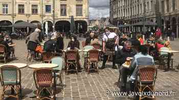 Des terrasses pleines au centre d'Arras, mais pas de commerce traditionnel ouvert - La Voix du Nord