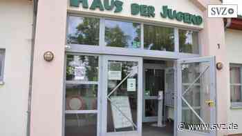 Schnelltests in Parchim: Wartezeiten im DRK-Testzentrum | svz.de - svz – Schweriner Volkszeitung