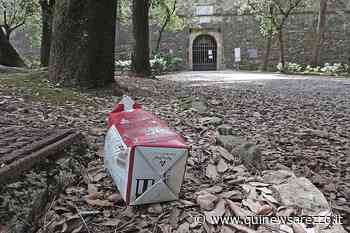 Un letto di bottiglie al Prato la domenica mattina - Qui News Arezzo