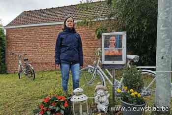 Vandalen stelen witte kinderfiets aan gedenkplaats verkeersslachtoffer Sofie: “De wonde wordt opnieuw opengereten”