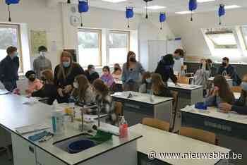 Studenten begeleiden middelbare scholieren in het lesgeven