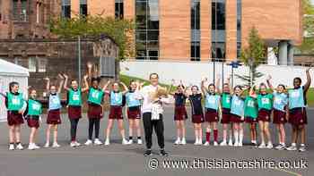 Tracey Neville back on the netball court at Bolton School | This Is Lancashire - This Is Lancashire