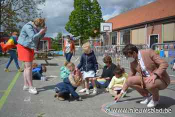 Leerlingen tekenen regenbogen met stoepkrijt, voorlopig geen regenboogzebraden op komst - Het Nieuwsblad