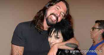 Quella volta in cui Dave Grohl finì in camerino a fumare erba con Joan Jett: "tornai in sala e andai in trip fissando Jerry Lee Lewis" - Virgin Radio