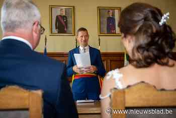 Ondanks natte meimand: drie koppels trouwen in open lucht