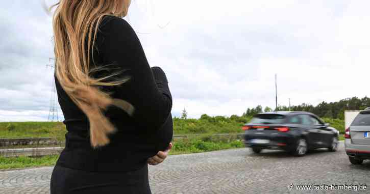 Familienvater vergisst schwangere Frau auf Rastplatz