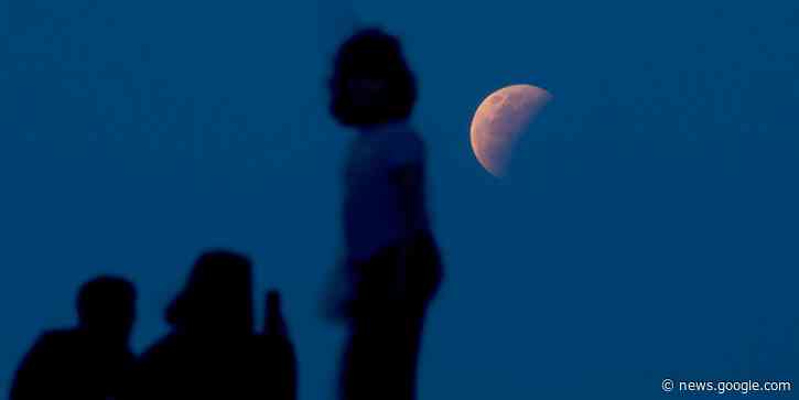 Lunar Eclipse Photos: See the Super Flower Blood Moon Up Close - The Wall Street Journal