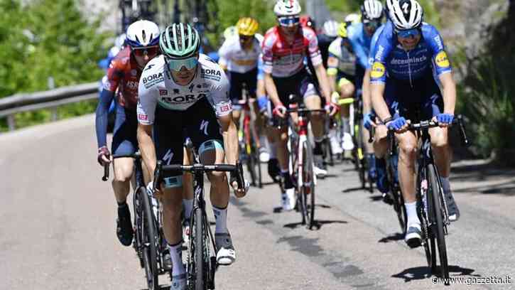 Giro d'Italia, la 17ª tappa Canazei-Sega di Ala. Il gruppo si avvicina | La diretta - La Gazzetta dello Sport