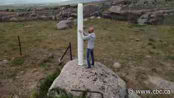 Bladeless wind turbine wobbles to generate power