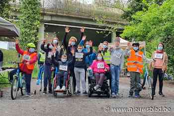 Wielerwedstrijd met rolwagens, handbikes en looprekjes
