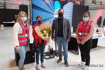 Bloemen voor 10.000ste prik in Willebroeks vaccinatiecentrum