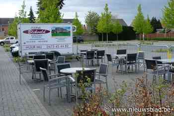 Twee tijdelijke extra parkeerplaatsen voor mindervaliden