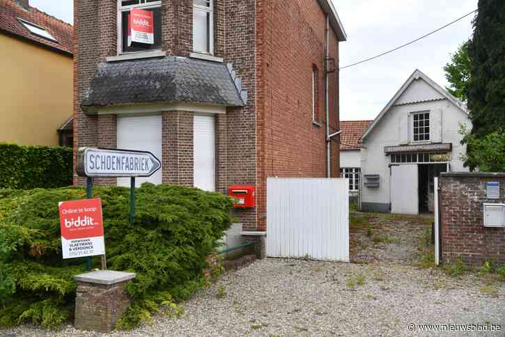 Legendarische schoenfabriek wordt openbaar verkocht, mét machines: “Vroeger deden mannen een héél leven met hun trouwschoenen”