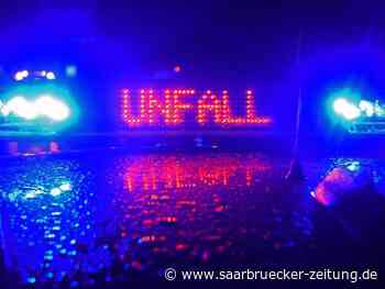 Auto wird bei Unfall in Neunkirchen gegen Schaufensterscheibe geschleudert - Saarbrücker Zeitung