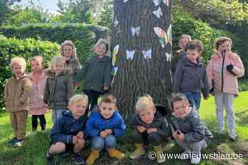 Kasteellaan nog mooier: kleuters steken bomen in kleur