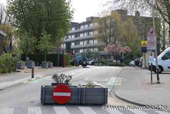 Enkele richting ingevoerd als test tegen wildparkeren in Prins Boudewijnlaan - Het Nieuwsblad