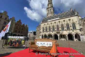 Arras : une réplique du canapé de "Friends" sur la place des Héros à l’occasion de la sortie d’un épisode inéd - France 3 Régions
