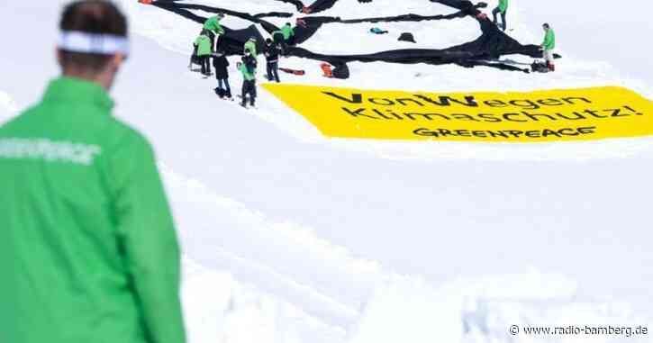 Greenpeace bringt entwendete VW-Schlüssel auf Zugspitze