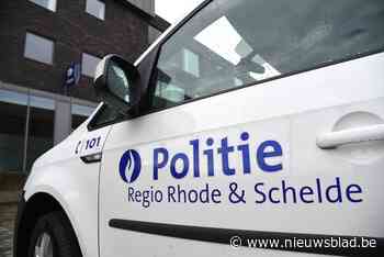 Vijf geparkeerde wagens beschadigd na aanrijding door Volkswagen Golf - Het Nieuwsblad