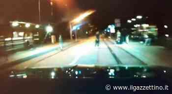 Sfida estrema a Oderzo: ragazzini stesi sulla strada mentre passano le auto - ilgazzettino.it