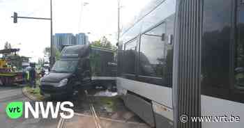 Bestelwagen botst op tram in Hoboken. Twee inzittenden van tram en bestuurder bestelwagen lichtgewond - VRT NWS
