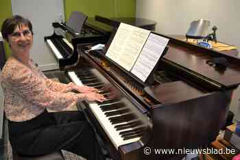 Lieve (55) schrijft het verhaal van haar muzikaal leven en brengt postuum eerbetoon aan haar overleden moeder en pianolerares - Het Nieuwsblad