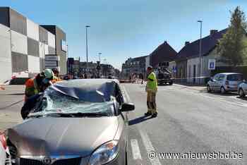 Opnieuw ongeval nabij spoorwegtunnel: moeder moet bevrijd worden uit autowrak nadat balk op wagen belandt