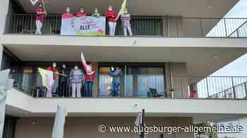 Pflegekräfte im Bobinger AWO-Seniorenheim demonstrieren auf dem Balkon - Augsburger Allgemeine