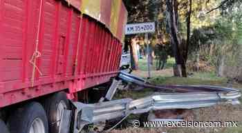 Tráiler con carga de maíz sale del camino en la Cuernavaca-México - Excélsior