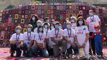 Prato, un mantello di 250 metri quadrati: in piazza l’opera d’arte collettiva - LA NAZIONE