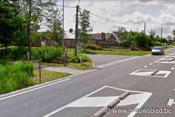 Fietser met open beenbreuk naar ziekenhuis na aanrijding - Het Nieuwsblad