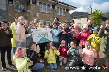 Leerlingen blazen bellen voor een rookvrije generatie (Zedelgem) - Het Nieuwsblad