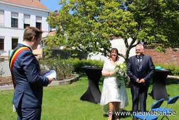 “Derde keer, goeie keer”: na dubbel uitstel geven Patricia (55) en Roland (63) jawoord in openlucht