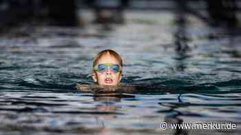 Geschlossene Hallenbäder, lange Wartelisten: Wie Corona Schwimmkurse ausbremst - Merkur Online