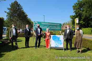 Bloemen en applaus voor Rosalie Thomas (68): met haar tweede brik bereikt regio Grimbergen vaccinatiegraad van 50 procent