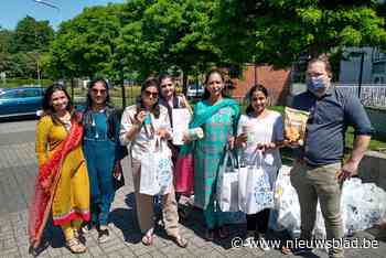 Jaïnvrouwen houden voedselbedeling