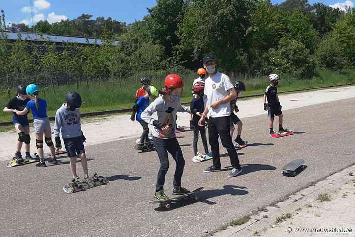 Kinderen leren spelenderwijs skaten